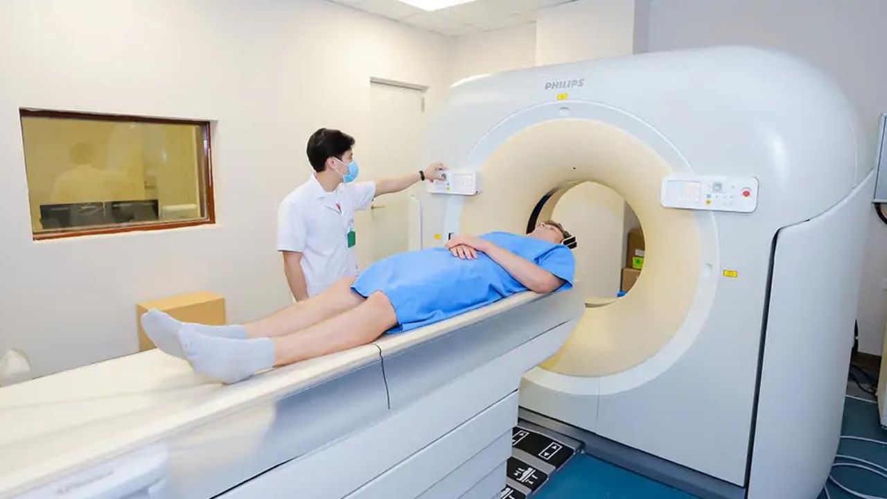 (Bệnh nhân chụp CT não dưới máy CT Scanner 128 dãy tại Bệnh viện Phương Đông)