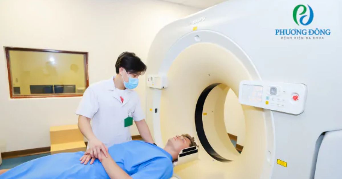 Hình ảnh kỹ thuật viên đang hướng dẫn người bệnh nằm đúng tư thế để có kết quả chụp CT chính xác nhất.
