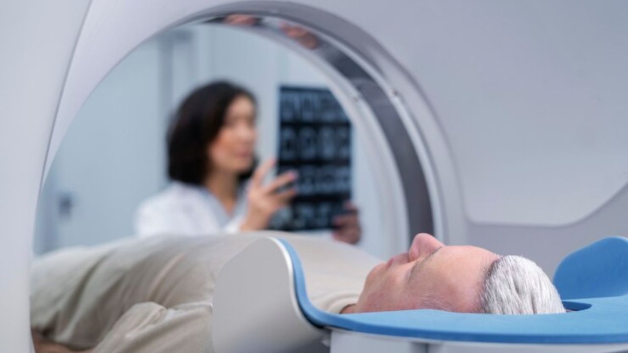 Bệnh nhân phải giữ nguyên tư thế trong suốt quá trình chụp CT