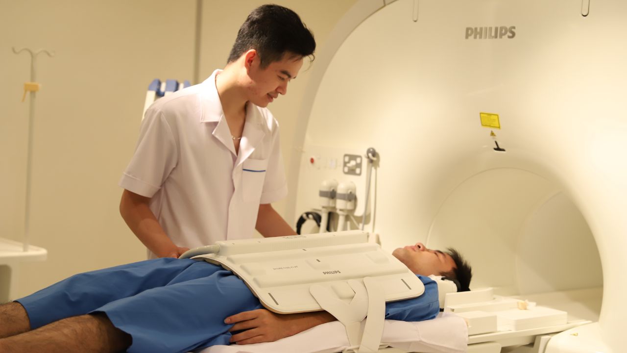 (Bệnh nhân chụp MRI trong máy chụp Tesla 1.5 tại Bệnh viện Phương Đông)