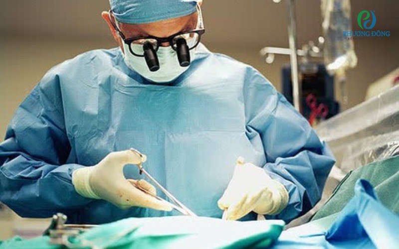 Cách điều trị lỗ tiểu cao thông dụng là phẫu thuật