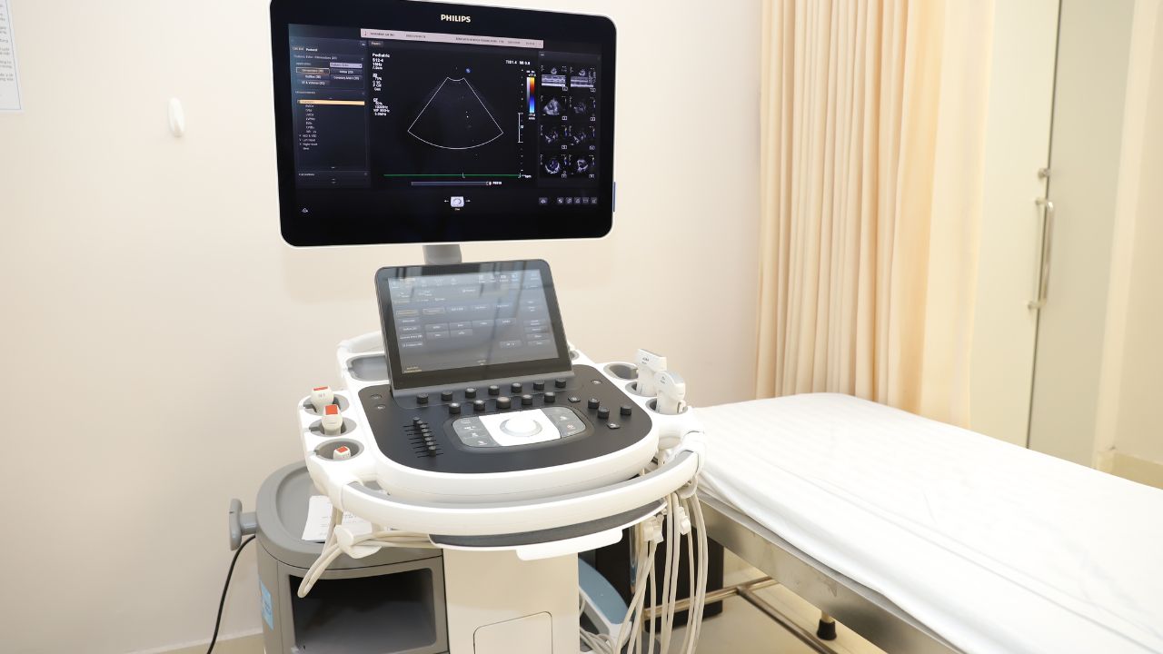 (Hình 6 - Siêu âm khớp gối bằng máy siêu âm Affinity 30 ở Bệnh viện Phương Đông)