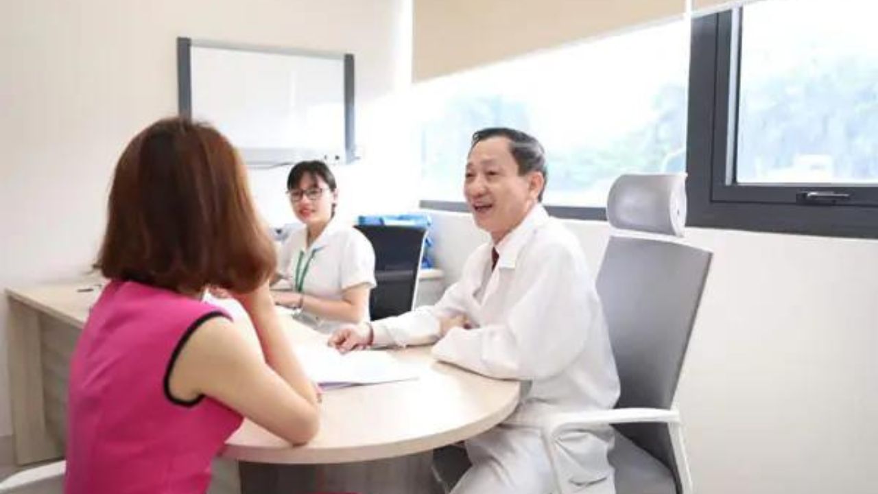 (Hình 8 - Bác sĩ CKII Hàn Văn Bạ - Trưởng khoa Ngoại BV Đa khoa Phương Đông thăm khám cho bệnh nhân)