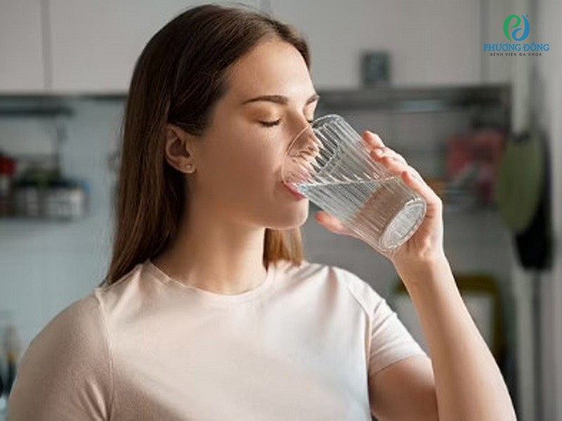 Uống đủ nước mỗi ngày giúp cân bằng sự chuyển hóa các chất và đào thải của cơ thể
