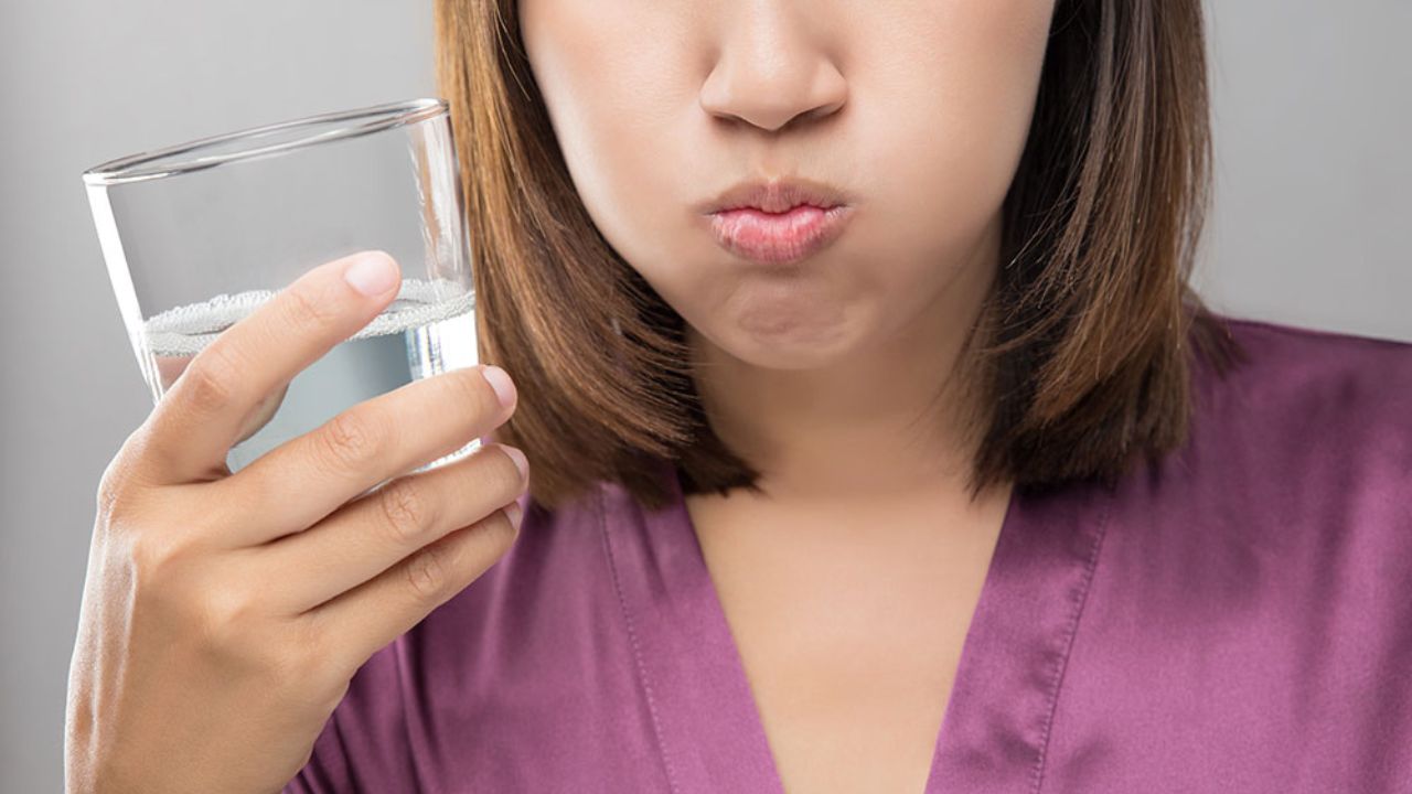Bạn có thể súc miệng bằng nước muối mỗi ngày
