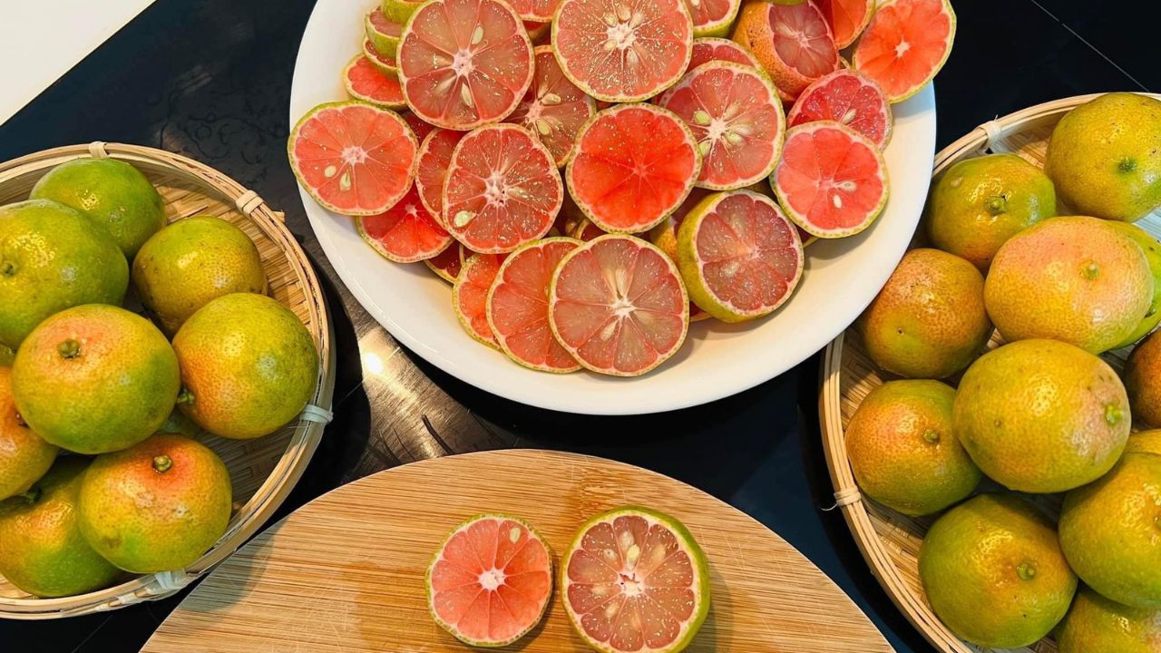 Đau họng nên uống gì? Bạn có thể tự làm nước mật ong chanh đào tại nhà