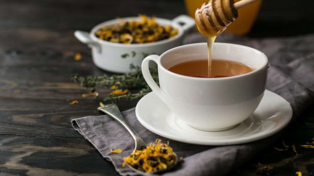 Trà hoa cúc có tác dụng an thần và xoa dịu cổ họng rất tốt