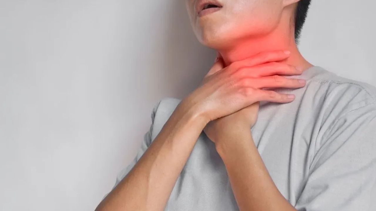 Tình trạng họng bị viêm, sưng mãi không khỏi khiến người bệnh gặp rất nhiều khó khăn trong sinh hoạt