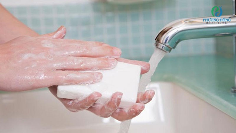 Rửa tay sạch sẽ trước khi chăm sóc trẻ bị tay chân miệng