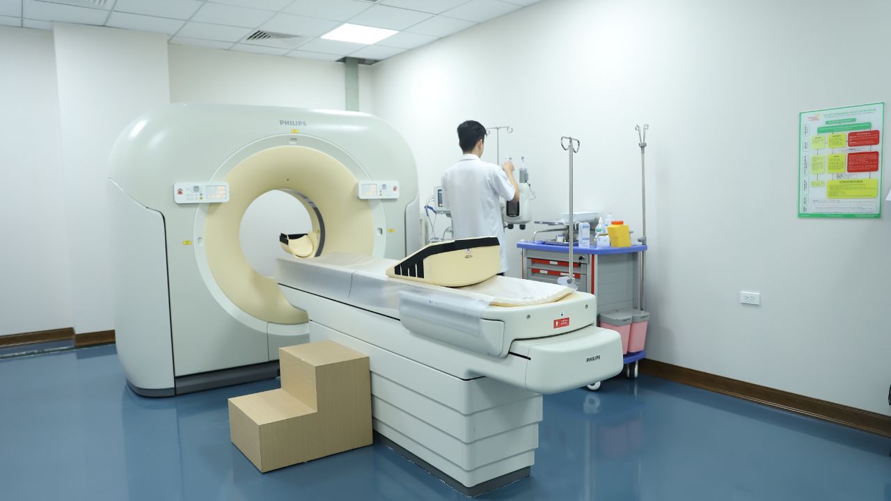 (Máy chụp CT Scanner 128 dãy ở Bệnh viện Đa khoa Phương Đông)