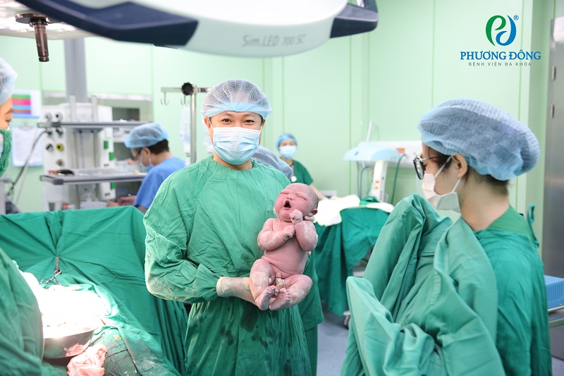 Bác sĩ CKII Nguyễn Tuấn Anh- Trưởng Khoa Phụ sản (BVĐK Phương Đông) vừa giúp một em bé chào đời bằng phương pháp sinh mổ