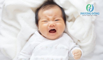 Trẻ bị nghẹt mũi khó thở khi ngủ, ba mẹ phải làm gì?