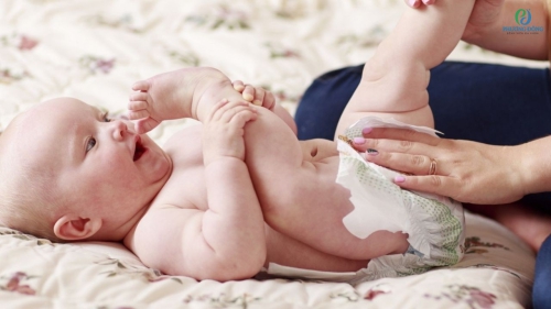 Trẻ sơ sinh đi ngoài ra máu: Dấu hiệu, nguyên nhân và cách xử lý