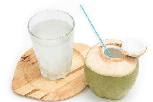 Bị thủy đậu uống nước dừa được không?