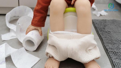 Trẻ bị sốt phát ban kèm tiêu chảy có sao không?