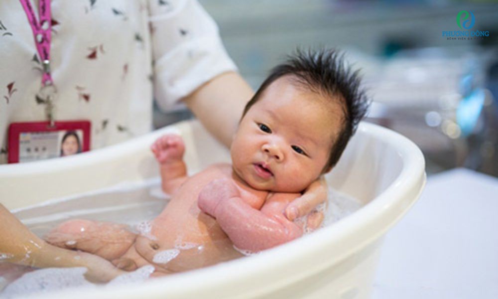Trẻ bị viêm phế quản nên được tắm để cơ thể thoải mái hơn