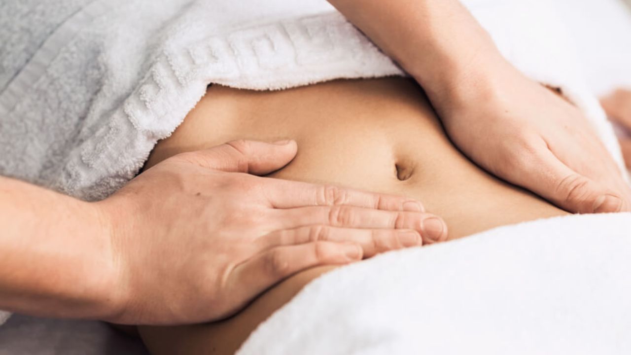 (Hình 2 - Các động tác massage bụng đơn giản giúp cải thiện triệu chứng của tắc vòi trứng)