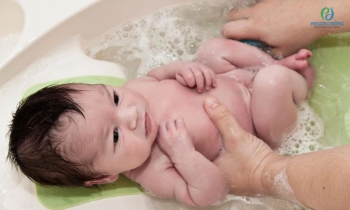 Trẻ bị viêm phổi có được tắm không?