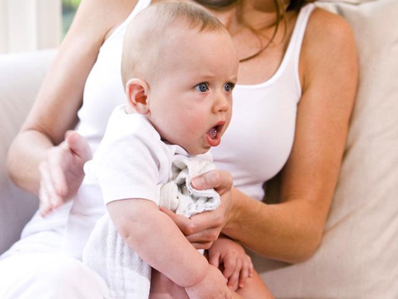 Trẻ sơ sinh ọc sữa liên tục: Nguyên nhân và cách xử trí