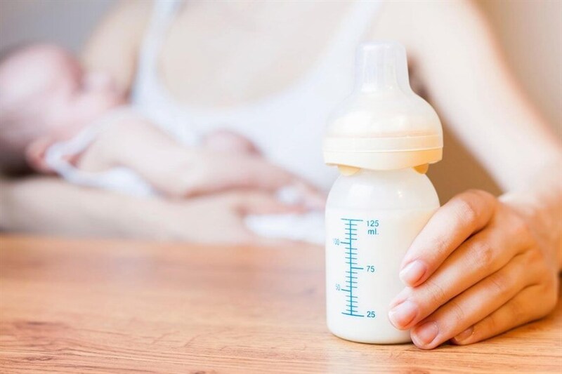 Thay thế hoàn toàn sữa mẹ bằng sữa công thức: Nên hay không?