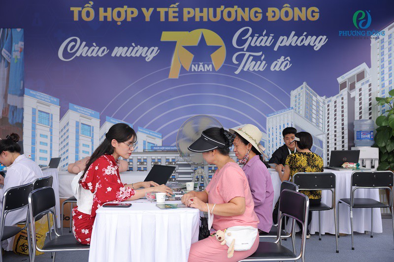 Không khí sôi động tại gian hàng của Bệnh viện Đa khoa Phương Đông thu hút đông đảo khách hàng tham dự