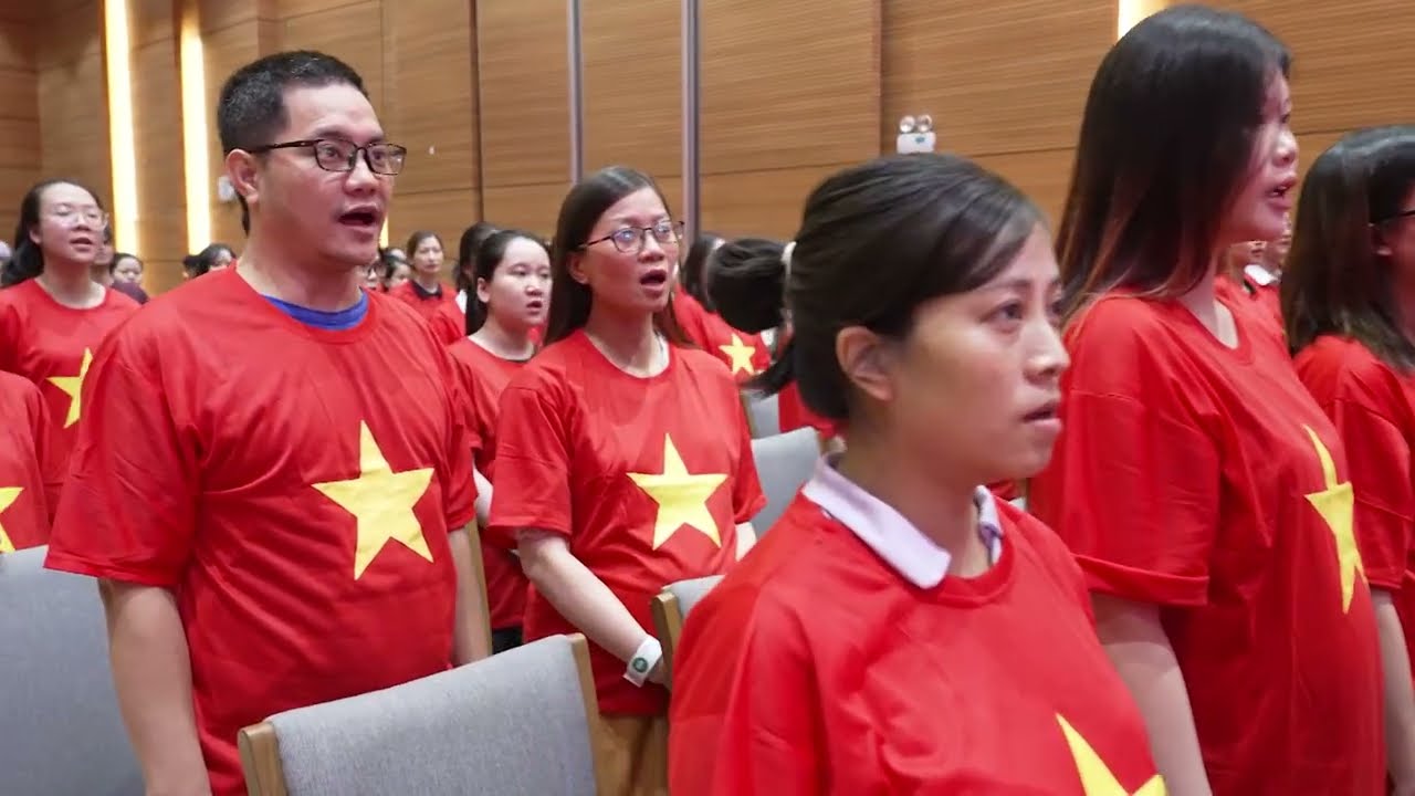 Hàng trăm mẹ bầu cùng hát Quốc ca tại Hội thảo thai sản tháng 8