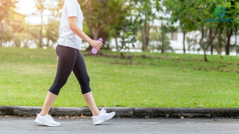Hỏi đáp với bác sĩ: Thoái hóa cột sống có đi bộ được không?