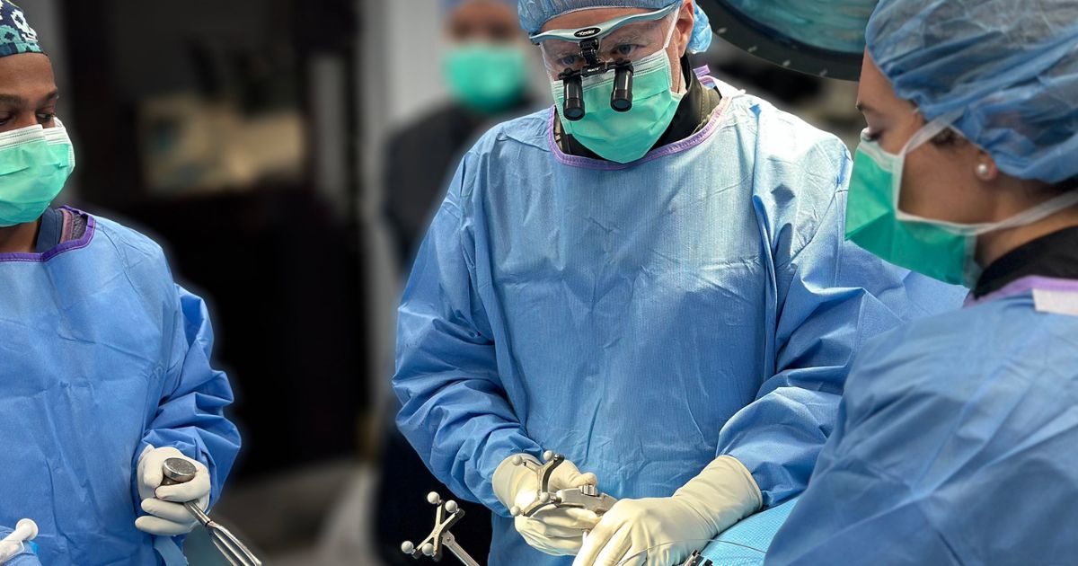 Bác sĩ sẽ thực hiện phẫu thuật bắt vít cho bệnh nhân trong vòng 30 - 45 phút