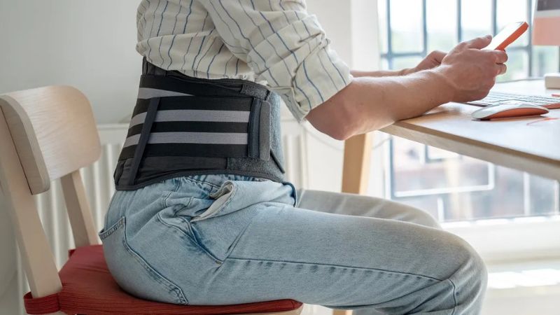 Bệnh nhân có thể phải đeo đai cố định cột sống để hỗ trợ diều trị bệnh