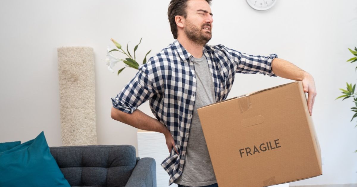 Liên tục mang vác vật nặng sau mổ có thể khiến các cơn đau lưng ngày càng trầm trọng hơn