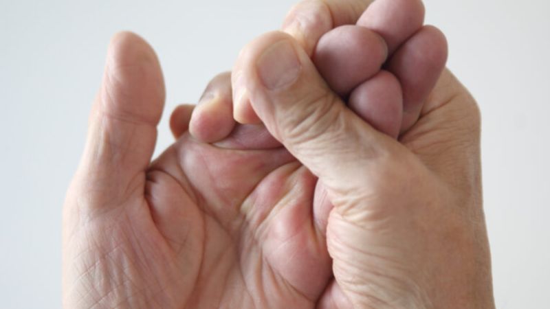 Người gặp các cơn đau này còn thường xuyên bị tê, buốt tay
