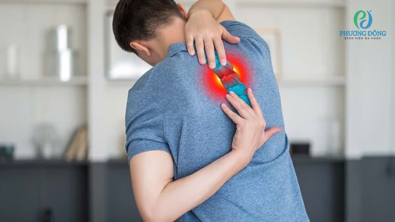 Cột sống ngực chịu áp lực quá lớn có thể gây ra các cơn đau lưng trên