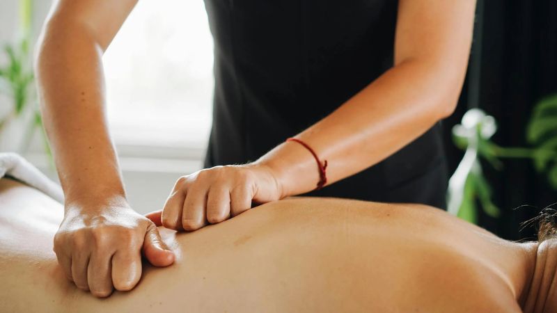 Bạn có thể đi mát xa để giảm nhẹ các triệu chứng của gai xương