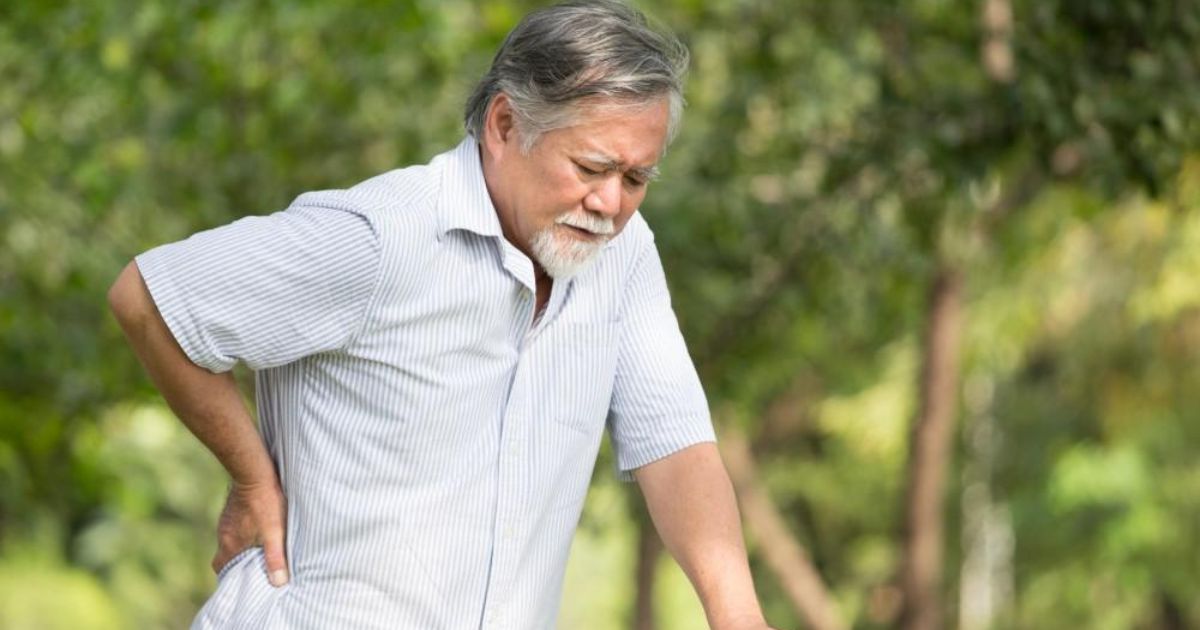 Những người cao tuổi có nguy cơ gặp bất thường này ở cột sống cao hơn