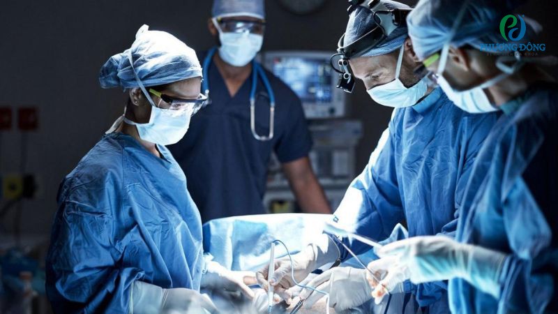 Xem xét phẫu thuật mở rộng lỗ liên hợp đốt sống với những trường hợp nghiêm trọng