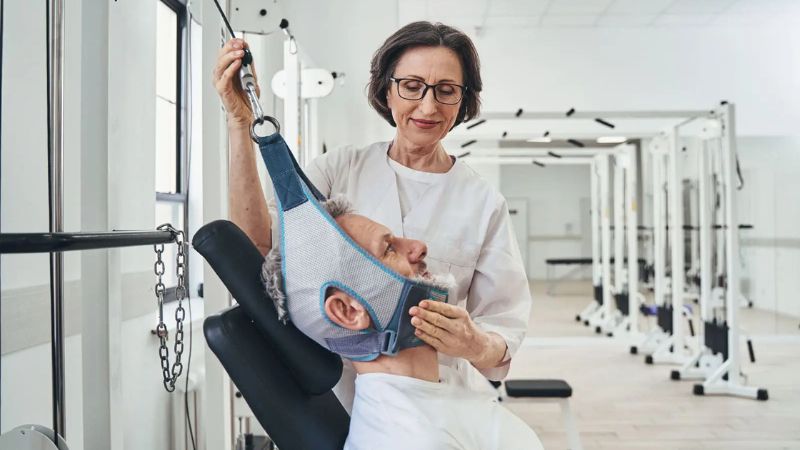 Bác sĩ sẽ đồng hành suốt trong quá trình thực hiện vật lý trị liệu cho bệnh nhân