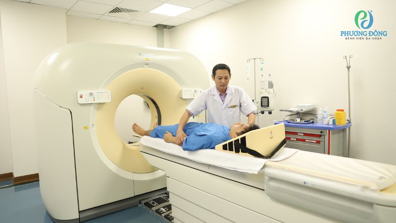 Bệnh nhân khám cột sống tại Bệnh viện Đa khoa Phương Đông