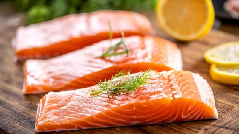 Cá hồi rất giàu Omega 3 tốt cho người mắc bệnh xương khớp