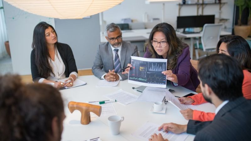 Nhân viên văn phòng phải ngồi liên tục trong nhiều giờ đồng hồ dễ bị thoái hoá cột sống