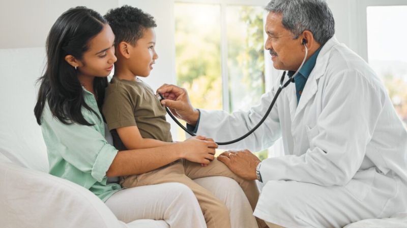 Không phải mọi gia đình có người bị viêm cột sống dính khớp đều di truyền sang thế hệ sau