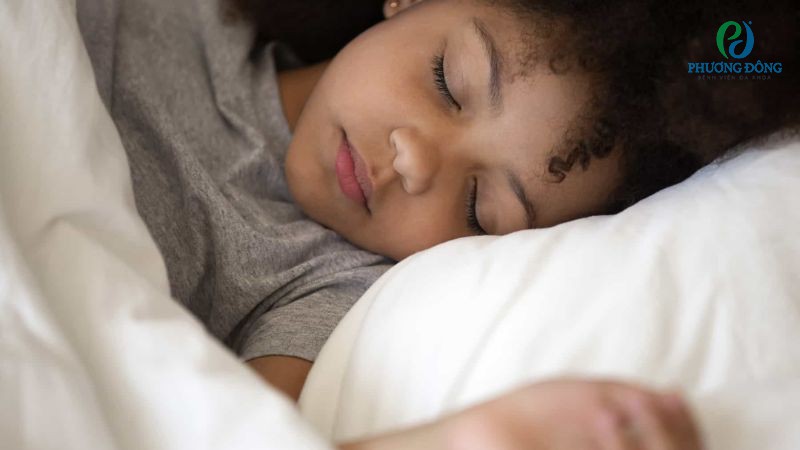 Bác sĩ xương khớp trả lời: Đau mắt đỏ có nên ngủ nhiều không?