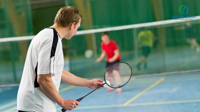 Chấn thương cổ tay khi chơi cầu lông do không khởi động kỹ