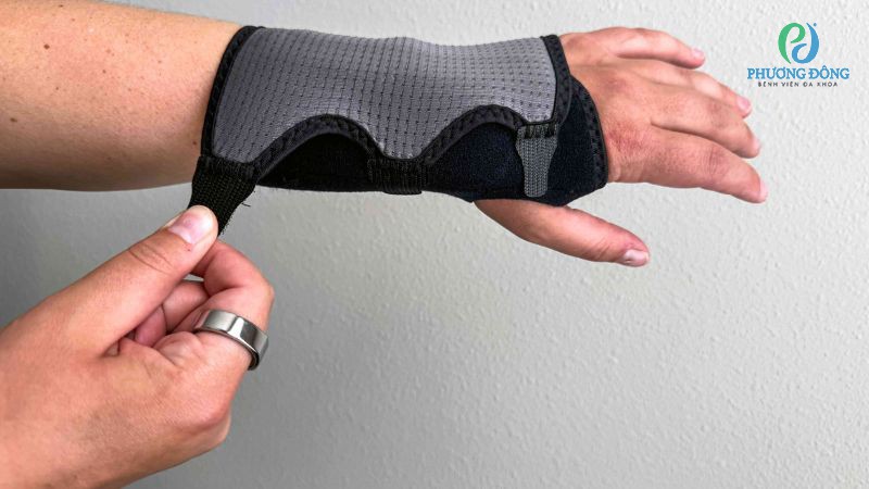 Các cách xử trí nhanh khi cổ tay bị chấn thương khi chơi cầu lông