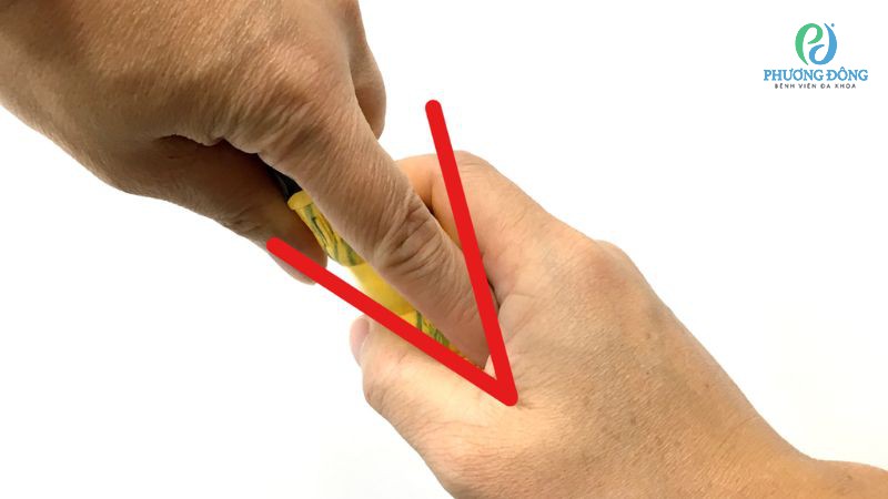 Cách cầm vợt kiểu V-grip phù hợp với người chơi mới và vận động viên lâu năm