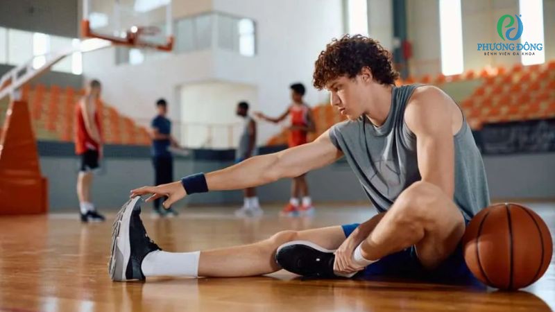 Người chơi nên dành 15 - 20 phút khởi động kỹ trước khi chơi bóng rổ