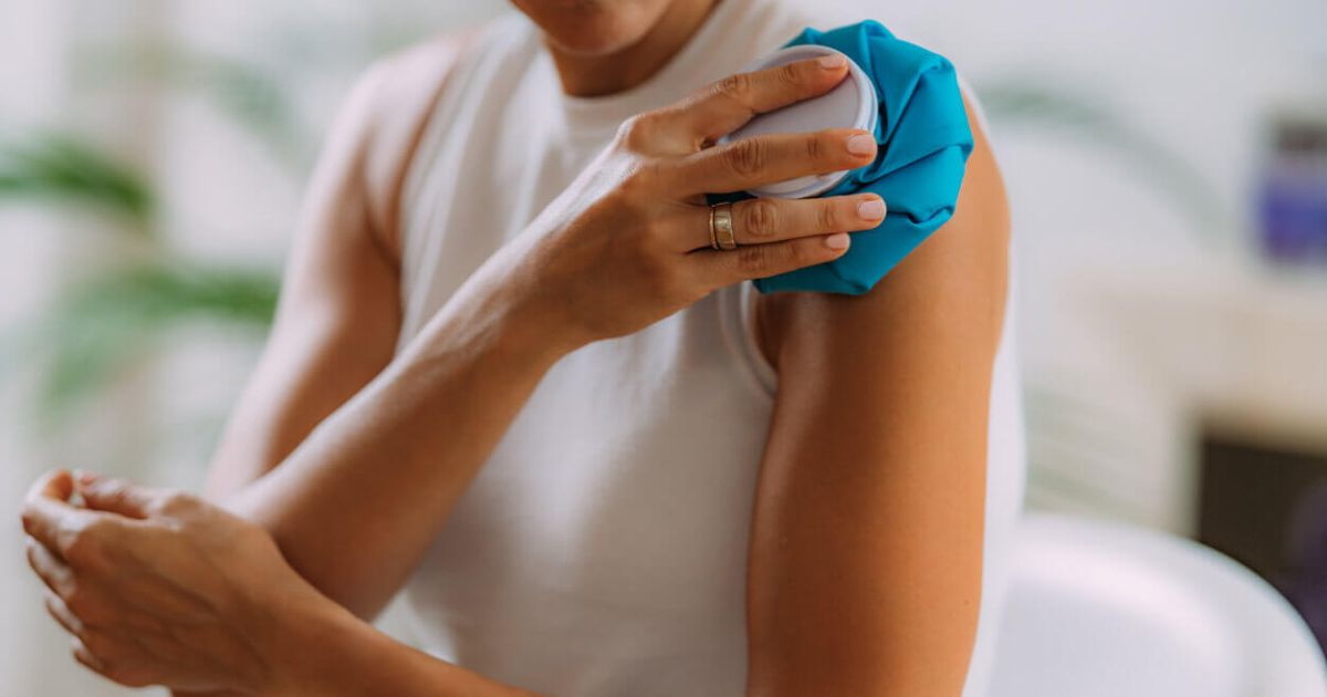 Bạn có thể chườm lạnh để giảm nhẹ các cơn đau tại nhà