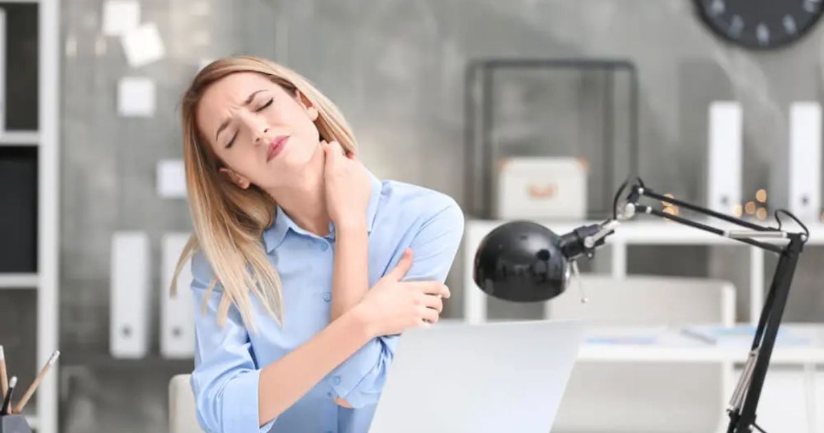 Nhân viên văn phòng dễ bị đau cơ ức do ngồi nhiều
