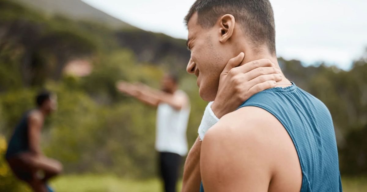 Chơi thể thao quá sức có thể khiến bạn cảm thấy đau vùng đầu cổ