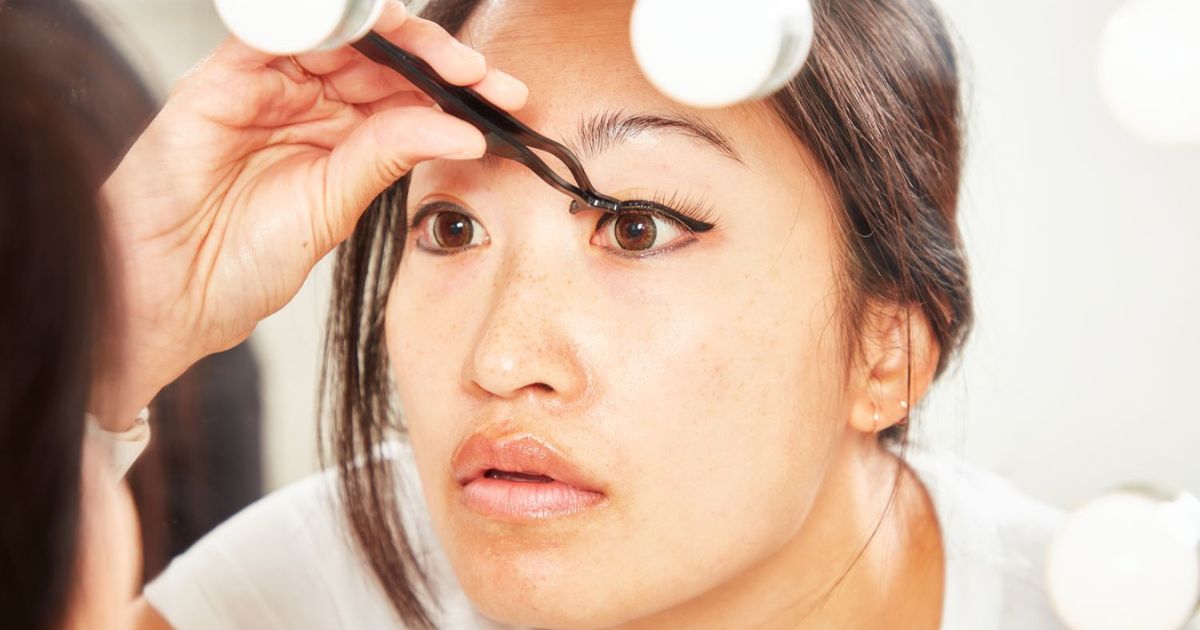 Bạn có thể dùng mi giả để đưa kích thước của 2 mắt trở lại bằng nhau