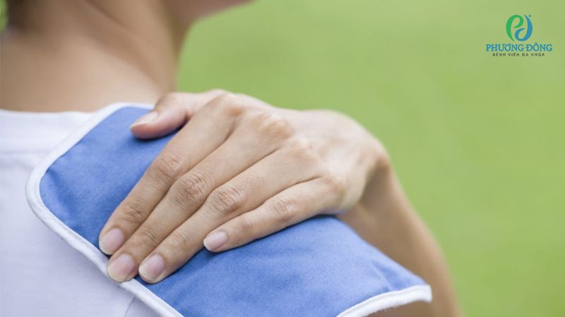 Người bệnh có thể uống thuốc và nghỉ ngơi để điều trị viêm khớp gây sốt tại nhà